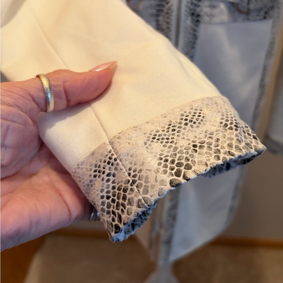 #114 Insight New York Cream Coat with Snake-Print Trim. Excellent Condition. - Picture 4 of 16